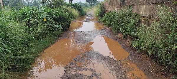 Jamshedpur rural road issue – हाइवे खड़िया कॉलोनी से बड़ाखूर्शी गिधिबिल तक सड़क बदहाल, बारिश से राहगीरों की बढ़ी परेशानी Jamshedpur rural road issue – हाइवे खड़िया कॉलोनी से बड़ाखूर्शी गिधिबिल तक सड़क बदहाल, बारिश से राहगीरों की बढ़ी परेशानी
