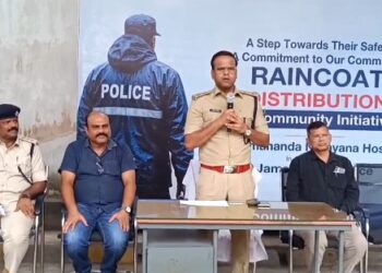 Jamshedpur raincoat distribution : मानसून में ड्यूटी आसान बनाने की पहल, ब्रह्मानंद अस्पताल ने पुलिस जवानों को बांटे रेनकोट, देखिए – video Jamshedpur raincoat distribution : मानसून में ड्यूटी आसान बनाने की पहल, ब्रह्मानंद अस्पताल ने पुलिस जवानों को बांटे रेनकोट, देखिए – video