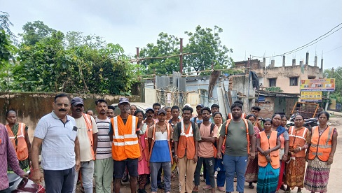 Jamshedpur strike : सोनारी में सफाई कर्मियों ने किया हड़ताल, 400 की जगह 300 रुपये ही दे रहा ठेकेदार, देखिये – video Jamshedpur strike : सोनारी में सफाई कर्मियों ने किया हड़ताल, 400 की जगह 300 रुपये ही दे रहा ठेकेदार, देखिये – video