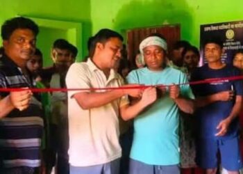 Jamshedpur rural library inauguration: चाकुलिया प्रमुख की पहल से अब ग्रामीण विद्यार्थियों को मिलेगा शिक्षा का माहौल, रेंगड़पहाड़ी में पुस्तकालय भवन का हुआ उद्घाटन