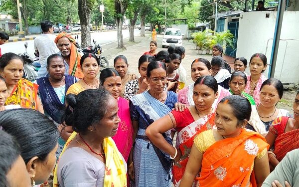 Jamshedpur public appeal : भुइयांडीह में अतिक्रमण पर होने वाली कार्रवाई को लेकर लोग चिंचित, विधायक पूर्णिमा साहू से कार्रवाई पर रोक लगाने की गुहार