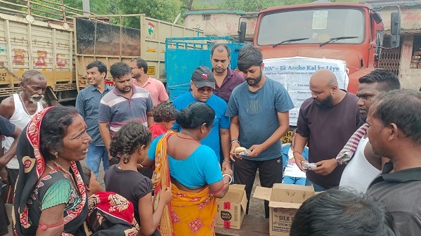 Jamshedpur helping hand – जुगसलाई में प्रयत्न संस्था ने जरूरतमंदों के बीच भोजन का किया वितरण, 150 से अधिक लोगों के खिले चेहरे Jamshedpur helping hand – जुगसलाई में प्रयत्न संस्था ने जरूरतमंदों के बीच भोजन का किया वितरण, 150 से अधिक लोगों के खिले चेहरे