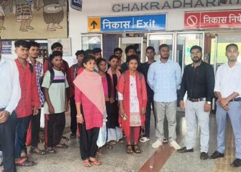 West singhbhum workers rescued : चक्रधरपुर पहुंचे तमिलनाडु से रेस्क्यू किये 14 श्रमिक, तमिलनाडु में गैस रिसाव से थे प्रभावित