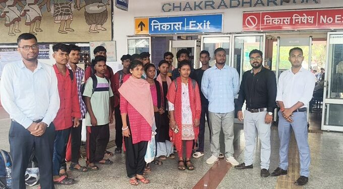 West singhbhum workers rescued : चक्रधरपुर पहुंचे तमिलनाडु से रेस्क्यू किये 14 श्रमिक, तमिलनाडु में गैस रिसाव से थे प्रभावित