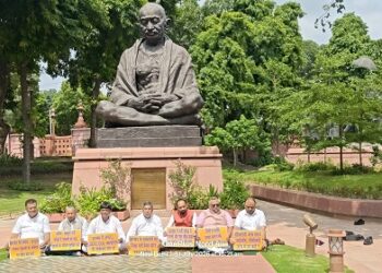 Jharkhand mp protest in sansad : दिल्ली में संसद भवन परिसर में महात्मा गांधी जी की प्रतिमा के समक्ष झारखंड भाजपा के सांसदों ने किया मौन उपवास, भाजपा सांसदों ने कहा – दिल्ली में गला फाड़-फाड़ कर प्रदर्शन करने वाली कांग्रेस झारखंड के मुद्दे पर किस बिल में घुसी हुई है, देखिए – video Jharkhand mp protest in sansad : दिल्ली में संसद भवन परिसर में महात्मा गांधी जी की प्रतिमा के समक्ष झारखंड भाजपा के सांसदों ने किया मौन उपवास, भाजपा सांसदों ने कहा – दिल्ली में गला फाड़-फाड़ कर प्रदर्शन करने वाली कांग्रेस झारखंड के मुद्दे पर किस बिल में घुसी हुई है, देखिए – video