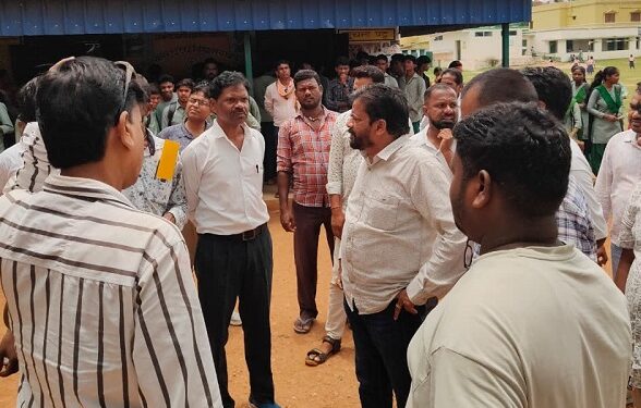 Jamshedpur rural – मनोहर लाल उच्च विद्यालय प्लस टू में इंटर की सीट बढ़ाने को लेकर विधायक समीर कुमार मोहंती ने की बैठक, उपायुक्त से फोन पर की वार्ता Jamshedpur rural – मनोहर लाल उच्च विद्यालय प्लस टू में इंटर की सीट बढ़ाने को लेकर विधायक समीर कुमार मोहंती ने की बैठक, उपायुक्त से फोन पर की वार्ता
