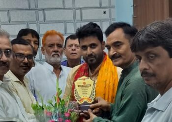 Jamshedpur savarna sahasangh foundation: जमशेदपुर में सवर्ण महासंघ फाउंडेशन भारत ने लोक गायक केके पंडित को ‘राष्ट्रीय सवर्ण सम्मान’ से किया सम्मानित Jamshedpur savarna sahasangh foundation: जमशेदपुर में सवर्ण महासंघ फाउंडेशन भारत ने लोक गायक केके पंडित को ‘राष्ट्रीय सवर्ण सम्मान’ से किया सम्मानित