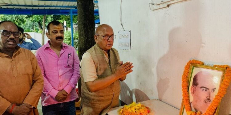 Jamshedpur shyama prasa Mukherjee Jayanti : बिष्टुपुर में मनाई गई श्यामा प्रसाद मुखर्जी की 125वीं जयंती, विधायक सरयू राय ने कहा – राजनीतिक कार्यकर्ता देश के हालात का भी अध्ययन करें Jamshedpur shyama prasa Mukherjee Jayanti : बिष्टुपुर में मनाई गई श्यामा प्रसाद मुखर्जी की 125वीं जयंती, विधायक सरयू राय ने कहा – राजनीतिक कार्यकर्ता देश के हालात का भी अध्ययन करें