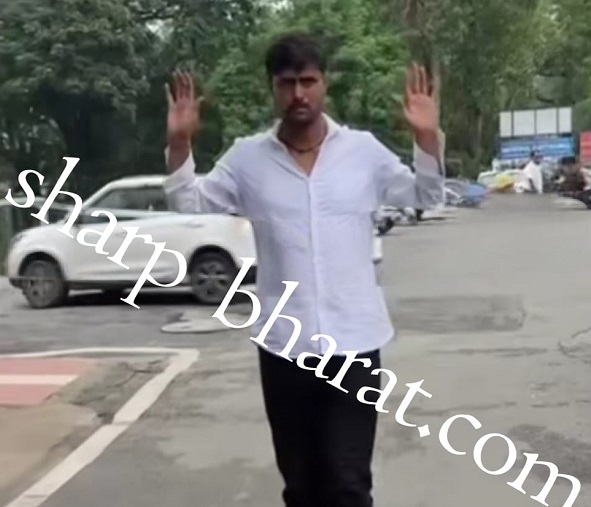 Jamshedpur dd bar breaking : बिष्टुपुर के डीडी बार कांड का फरार आरोपी राहुल दुबे ने किया सुरेंडर, पुलिस ने फिर खाया गच्चा, देखिए – video Jamshedpur dd bar breaking : बिष्टुपुर के डीडी बार कांड का फरार आरोपी राहुल दुबे ने किया सुरेंडर, पुलिस ने फिर खाया गच्चा, देखिए – video