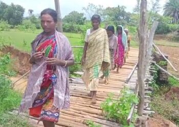 Jamshedpur rural : चाकुलिया के नीमडीहा से सिंदुरगोरी गांव को जोड़ने वाली पुलिया दो वर्ष पूर्व बही, ग्रामीणों ने बनाया बांस का पुल, जनप्रतिनिधियों ने की पुल निर्माण की मांग, देखिए – video Jamshedpur rural : चाकुलिया के नीमडीहा से सिंदुरगोरी गांव को जोड़ने वाली पुलिया दो वर्ष पूर्व बही, ग्रामीणों ने बनाया बांस का पुल, जनप्रतिनिधियों ने की पुल निर्माण की मांग, देखिए – video