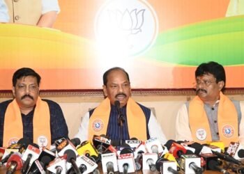 Jharkhand ex cm raghuvar das attack state government : पूर्व मुख्यमंत्री रघुवर दास ने जेपीएससी भ्रष्टाचार मामले में राहूल गांधी और कांग्रेस की चुप्पी पर उठाया सवाल, कांग्रेस में थोड़ी भी नैतिकता तो वह झारखंड सरकार से समर्थन ले वापस, पेपर लीक और गड़बड़ियों में झारखंड का देश में पहला स्थान