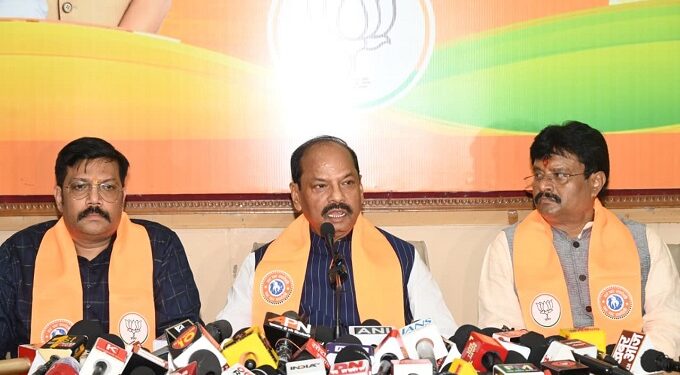 Jharkhand ex cm raghuvar das attack state government : पूर्व मुख्यमंत्री रघुवर दास ने जेपीएससी भ्रष्टाचार मामले में राहूल गांधी और कांग्रेस की चुप्पी पर उठाया सवाल, कांग्रेस में थोड़ी भी नैतिकता तो वह झारखंड सरकार से समर्थन ले वापस, पेपर लीक और गड़बड़ियों में झारखंड का देश में पहला स्थान Jharkhand ex cm raghuvar das attack state government : पूर्व मुख्यमंत्री रघुवर दास ने जेपीएससी भ्रष्टाचार मामले में राहूल गांधी और कांग्रेस की चुप्पी पर उठाया सवाल, कांग्रेस में थोड़ी भी नैतिकता तो वह झारखंड सरकार से समर्थन ले वापस, पेपर लीक और गड़बड़ियों में झारखंड का देश में पहला स्थान