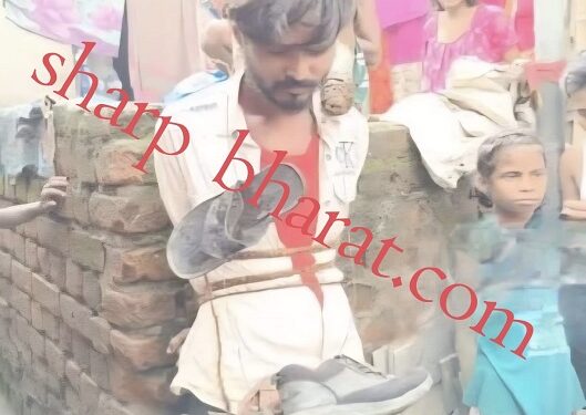 Jamshedpur rape case – सीतारामडेरा में बच्ची से दुष्कर्म का आरोपी को लोगों ने पहनाई जूते की माला, पिटाई कर पुलिस को सौंपा Jamshedpur rape case – सीतारामडेरा में बच्ची से दुष्कर्म का आरोपी को लोगों ने पहनाई जूते की माला, पिटाई कर पुलिस को सौंपा