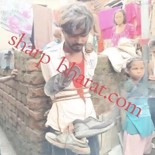 Jamshedpur rape case – सीतारामडेरा में बच्ची से दुष्कर्म का आरोपी को लोगों ने पहनाई जूते की माला, पिटाई कर पुलिस को सौंपा Jamshedpur rape case – सीतारामडेरा में बच्ची से दुष्कर्म का आरोपी को लोगों ने पहनाई जूते की माला, पिटाई कर पुलिस को सौंपा