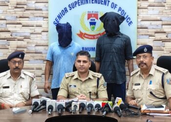 Jamshedpur police success : सीतारामडेरा से युवक का अपहरण करने वाले दो लोग गिरफ्तार, युवक को कराया गया अपहरणमुक्त, देखिए – video Jamshedpur police success : सीतारामडेरा से युवक का अपहरण करने वाले दो लोग गिरफ्तार, युवक को कराया गया अपहरणमुक्त, देखिए – video
