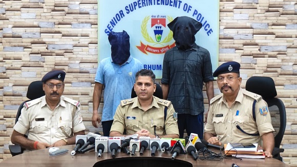 Jamshedpur police success : सीतारामडेरा से युवक का अपहरण करने वाले दो लोग गिरफ्तार, युवक को कराया गया अपहरणमुक्त, देखिए – video Jamshedpur police success : सीतारामडेरा से युवक का अपहरण करने वाले दो लोग गिरफ्तार, युवक को कराया गया अपहरणमुक्त, देखिए – video