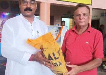 Jamshedpur rural school : चाकुलिया के शांति देवी सरस्वती शिशु मंदिर स्कूल में गुरू पूर्णिमा पर कार्यक्रम आयोजित, विद्यार्थियों ने शिक्षकों को उपहार भेंट कर लिया आशीर्वाद