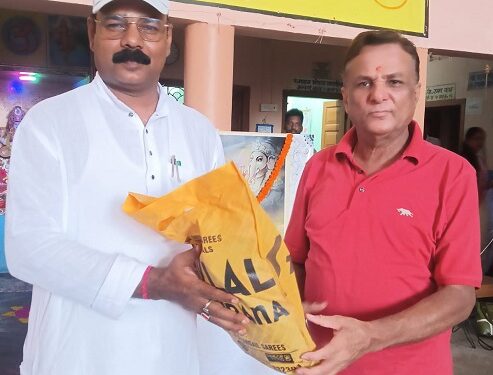 Jamshedpur rural school : चाकुलिया के शांति देवी सरस्वती शिशु मंदिर स्कूल में गुरू पूर्णिमा पर कार्यक्रम आयोजित, विद्यार्थियों ने शिक्षकों को उपहार भेंट कर लिया आशीर्वाद