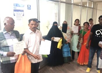 Jamshedpur mgm hospital : एमजीएम अस्पताल में जन्म-मृत्यु प्रमाण पत्र को लेकर हंगामा, लंबित आवेदनों से नाराज लोगों ने किया विरोध