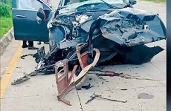 jamshedpur Ghatshila accident- घाटशिला में सड़क हादसा, कोलकाता से रांची आ रही मर्सिडीज ने टैंकर को मारी टक्कर, कार सवार बाल बाल बचे, कार का अगला हिस्सा पूरी तरह क्षतिग्रस्त