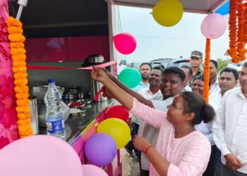 west singhbhum ckp good news- वायरल गर्ल अंजली हेम्ब्रम के सपनों को मिली नई उड़ान, अब फास्ट फूड कार्ट से बढ़ाएंगी स्वरोजगार, विधायक जगत माझी ने किया फूड कार्ट का उद्घाटन, लस्सी की दुकान से चर्चा में आई अंजली बनीं महिला सशक्तिकरण की मिसाल west singhbhum ckp good news- वायरल गर्ल अंजली हेम्ब्रम के सपनों को मिली नई उड़ान, अब फास्ट फूड कार्ट से बढ़ाएंगी स्वरोजगार, विधायक जगत माझी ने किया फूड कार्ट का उद्घाटन, लस्सी की दुकान से चर्चा में आई अंजली बनीं महिला सशक्तिकरण की मिसाल