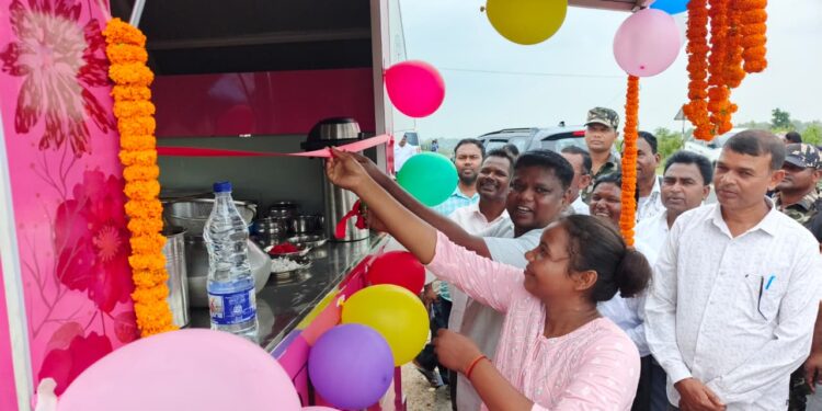 west singhbhum ckp good news- वायरल गर्ल अंजली हेम्ब्रम के सपनों को मिली नई उड़ान, अब फास्ट फूड कार्ट से बढ़ाएंगी स्वरोजगार, विधायक जगत माझी ने किया फूड कार्ट का उद्घाटन, लस्सी की दुकान से चर्चा में आई अंजली बनीं महिला सशक्तिकरण की मिसाल