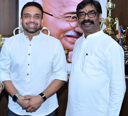 JMM spokesperson kunal sarangi met cm hemant soren-झामुमो प्रवक्ता सह पूर्व विधायक कुणाल षाड़ंगी ने मुख्यमंत्री हेमंत सोरेन से की मुलाकात, हवाई सेवा समेत कई विषयों पर की चर्चा