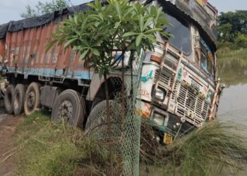 saraikela road accident- सरायकेला-राजनगर मार्ग पर सड़क हादसा, खड़े ट्रक में पीछे से हाईवा ने मारी टक्कर, चालक गंभीर रुप से घायल saraikela road accident- सरायकेला-राजनगर मार्ग पर सड़क हादसा, खड़े ट्रक में पीछे से हाईवा ने मारी टक्कर, चालक गंभीर रुप से घायल