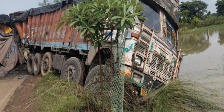 saraikela road accident- सरायकेला-राजनगर मार्ग पर सड़क हादसा, खड़े ट्रक में पीछे से हाईवा ने मारी टक्कर, चालक गंभीर रुप से घायल saraikela road accident- सरायकेला-राजनगर मार्ग पर सड़क हादसा, खड़े ट्रक में पीछे से हाईवा ने मारी टक्कर, चालक गंभीर रुप से घायल