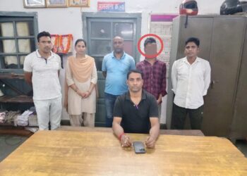 tatanagar rpf success : साउथ बिहार एक्सप्रेस में सेकेंड क्लास बोगी के यात्री से मोबाइल चोरी कर भाग रहा व्यक्ति पकड़ाया, 70 हजार का मोबाइल जब्त tatanagar rpf success : साउथ बिहार एक्सप्रेस में सेकेंड क्लास बोगी के यात्री से मोबाइल चोरी कर भाग रहा व्यक्ति पकड़ाया, 70 हजार का मोबाइल जब्त