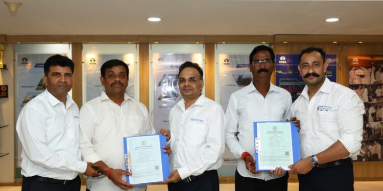 tata motors employees good news : टाटा मोटर्स लिमिटेड और टाटा मोटर्स वर्कर्स यूनियन के बीच वेतन संरचना के पुनर्गठन को लेकर हुआ समझौता, सैलेरी स्लिप अब बदला हुआ आयेगा