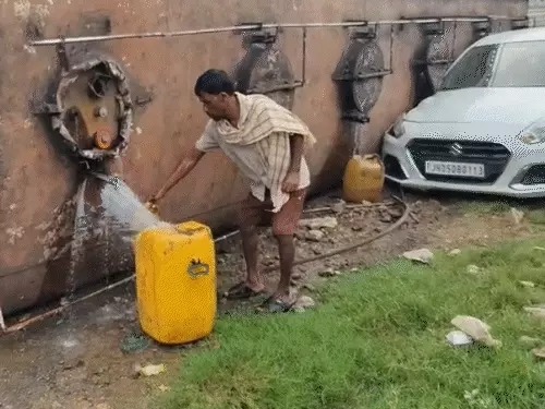 saraikela chandil accident-चांडिल के पास सड़क हादसा, इथेनॉल लदा टैंकर अनियंत्रित होकर कार को मारी टक्कर, टैंकर पलटा, इथेनॉल लेने की लगी होड़ saraikela chandil accident-चांडिल के पास सड़क हादसा, इथेनॉल लदा टैंकर अनियंत्रित होकर कार को मारी टक्कर, टैंकर पलटा, इथेनॉल लेने की लगी होड़
