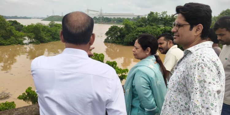 jamshedpur mango nagar nigam : मानगो में नदी किनारे बस्तियों का मेयर सुधा गुप्ता ने किया दौरा, दिया निर्देश 24 घंटे अलर्ट रहेगी रेस्क्यू टीम, देखिए video