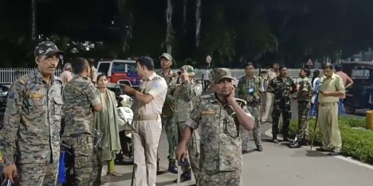 Jamshedpur burmamines firing : बर्मामाइंस में हुई फायरिंग के बाद पुलिस खोखा चुनने पहुंची, 11 खोखा मिला, युवक को लगी है 3 गोली, कोलकाता रेफर, देखिये – video Jamshedpur burmamines firing : बर्मामाइंस में हुई फायरिंग के बाद पुलिस खोखा चुनने पहुंची, 11 खोखा मिला, युवक को लगी है 3 गोली, कोलकाता रेफर, देखिये – video