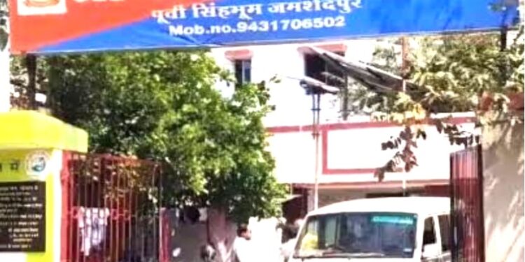 Jamshedpur police station hungama : आजादनगर थाना परिसर में पुलिस पदाधिकारी से गाली-गलौज, आरोपी फरार, प्राथमिकी दर्ज Jamshedpur police station hungama : आजादनगर थाना परिसर में पुलिस पदाधिकारी से गाली-गलौज, आरोपी फरार, प्राथमिकी दर्ज