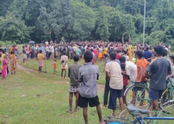 Jamshedpur hungama : पटमदा में पुलिस टीम को ग्रामीणों ने घेरा, पांच घंटे तक हंगामा, यह थी वजह Jamshedpur hungama : पटमदा में पुलिस टीम को ग्रामीणों ने घेरा, पांच घंटे तक हंगामा, यह थी वजह