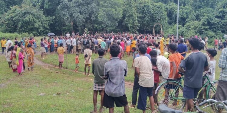 Jamshedpur hungama : पटमदा में पुलिस टीम को ग्रामीणों ने घेरा, पांच घंटे तक हंगामा, यह थी वजह