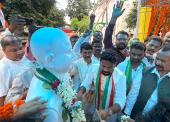 Jharkhand ex minister ramdas soren statue : पूर्व मंत्री रामदास सोरेन की पहली पुण्यतिथि पर प्रतिमा का अनावरण, मंत्री, विधायक समेत बड़ी संख्या में जुटे झामुमो कार्यकर्ता
