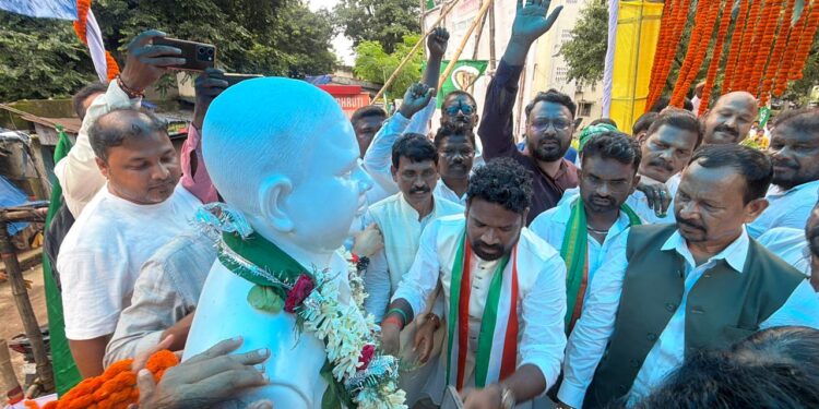 Jharkhand ex minister ramdas soren statue : पूर्व मंत्री रामदास सोरेन की पहली पुण्यतिथि पर प्रतिमा का अनावरण, मंत्री, विधायक समेत बड़ी संख्या में जुटे झामुमो कार्यकर्ता Jharkhand ex minister ramdas soren statue : पूर्व मंत्री रामदास सोरेन की पहली पुण्यतिथि पर प्रतिमा का अनावरण, मंत्री, विधायक समेत बड़ी संख्या में जुटे झामुमो कार्यकर्ता