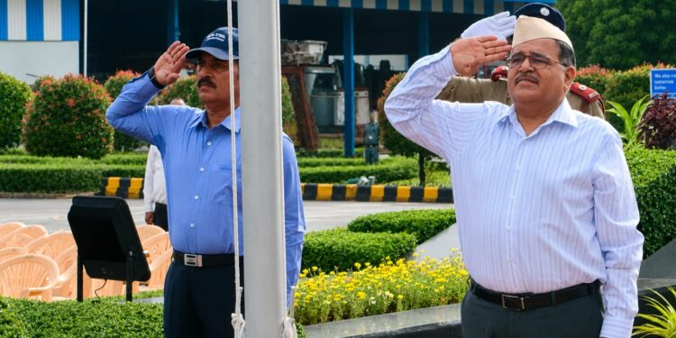Tata steel independence day : टाटा स्टील के स्वतंत्रता दिवस में वीपी ऑपरेशन चैतन्य भानू ने किया झंडोतोलन, किया ऐलान, टाटा स्टील में होगा बड़ा बदलाव, देखिये – video
