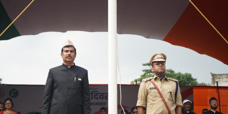 Jamshedpur independence day main program : बिष्टुपुर गोपाल मैदान में शान से लहराया तिरंगा, उपायुक्त ने किया झंडारोहण, प्रशासन की बताई प्राथमिकता Jamshedpur independence day main program : बिष्टुपुर गोपाल मैदान में शान से लहराया तिरंगा, उपायुक्त ने किया झंडारोहण, प्रशासन की बताई प्राथमिकता