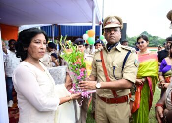 Jamshedpur police line independence day : जमशेदपुर पुलिस लाइन में 80वें स्वतंत्रता दिवस पर शहीद जवानों को श्रद्धांजलि, 25 पुलिसकर्मी सम्मानित Jamshedpur police line independence day : जमशेदपुर पुलिस लाइन में 80वें स्वतंत्रता दिवस पर शहीद जवानों को श्रद्धांजलि, 25 पुलिसकर्मी सम्मानित