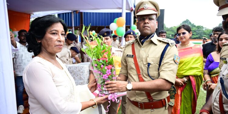Jamshedpur police line independence day : जमशेदपुर पुलिस लाइन में 80वें स्वतंत्रता दिवस पर शहीद जवानों को श्रद्धांजलि, 25 पुलिसकर्मी सम्मानित