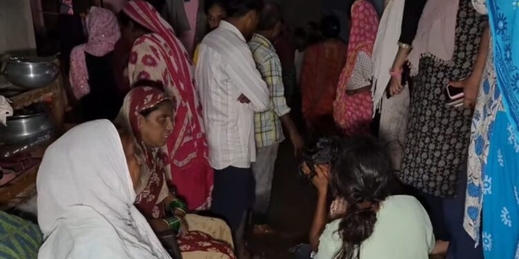 Jamshedpur flood danger : कदमा के शास्त्रीनगर में बाढ़ के तेज बहाव में युवक बहा, एक घंटे बाद भी नहीं मिला सुराग