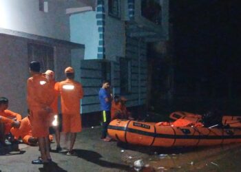 Jamshedpur flood report : स्वर्णरेखा औऱ खरकई नदी का जलस्तर बढ़ना जारी, पांच हजार से अधिक लोग बेघर, एनडीआरएफ ने मोर्चा संभाला Jamshedpur flood report : स्वर्णरेखा औऱ खरकई नदी का जलस्तर बढ़ना जारी, पांच हजार से अधिक लोग बेघर, एनडीआरएफ ने मोर्चा संभाला