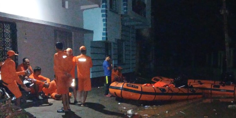 Jamshedpur flood report : स्वर्णरेखा औऱ खरकई नदी का जलस्तर बढ़ना जारी, पांच हजार से अधिक लोग बेघर, एनडीआरएफ ने मोर्चा संभाला Jamshedpur flood report : स्वर्णरेखा औऱ खरकई नदी का जलस्तर बढ़ना जारी, पांच हजार से अधिक लोग बेघर, एनडीआरएफ ने मोर्चा संभाला