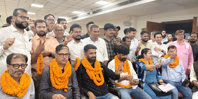 Jharkhand advocate association : झारखंड एडवोकेट्स एसोसिएशन के अध्यक्ष बने अजीत कुमार, नवीन कुमार महासचिव निर्वाचित, किसको कितना वोट मिला, जाने Jharkhand advocate association : झारखंड एडवोकेट्स एसोसिएशन के अध्यक्ष बने अजीत कुमार, नवीन कुमार महासचिव निर्वाचित, किसको कितना वोट मिला, जाने