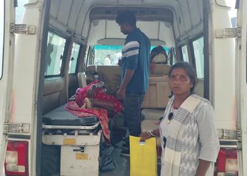 Jamshedpur mgm hospital : एमजीएम अस्पताल में स्ट्रेचर को लेकर परेशान हुए परिजन, एम्बुलेंस में पड़े रहे मरीज Jamshedpur mgm hospital : एमजीएम अस्पताल में स्ट्रेचर को लेकर परेशान हुए परिजन, एम्बुलेंस में पड़े रहे मरीज