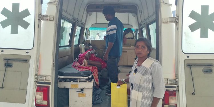 Jamshedpur mgm hospital : एमजीएम अस्पताल में स्ट्रेचर को लेकर परेशान हुए परिजन, एम्बुलेंस में पड़े रहे मरीज Jamshedpur mgm hospital : एमजीएम अस्पताल में स्ट्रेचर को लेकर परेशान हुए परिजन, एम्बुलेंस में पड़े रहे मरीज
