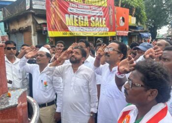 jamshedpur rural- 80वें स्वतंत्रता दिवस पर विधायक समीर मोहंती ने विभिन्न स्थानों पर फहराया तिरंगा